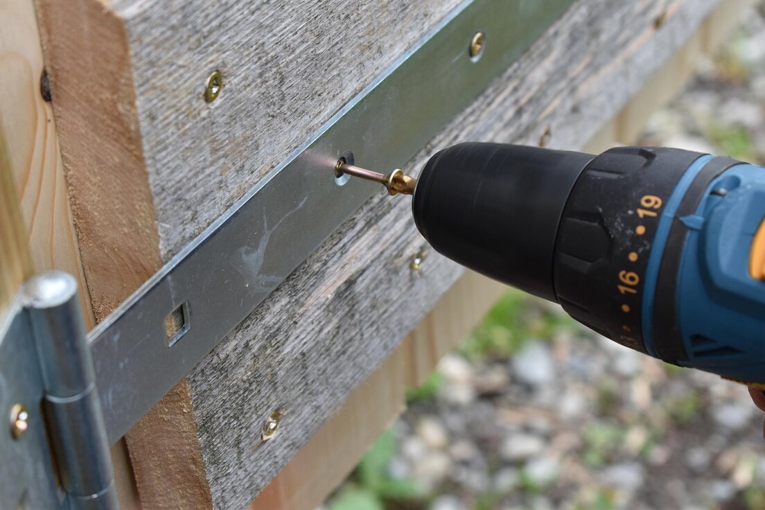 Regal wird an die Wand montiert