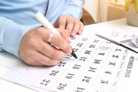 Handschlag bei Vor-Ort-Besichtigung in Wohnanlage